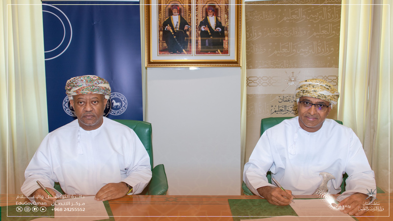 Ministry of Education signs Agreement with Oman Arab Bank to establish Financial Wallet for Employees